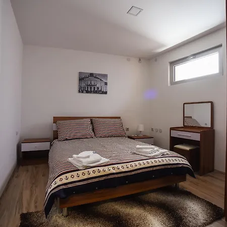 Center Apartment *
